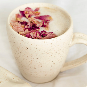 Lake & Oak Coco Rose Earl Grey in beige mug with petals