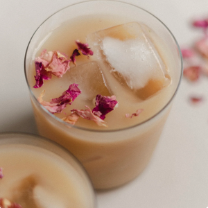 Lake & Oak Coco Rose Earl Grey in glass with ice cubes